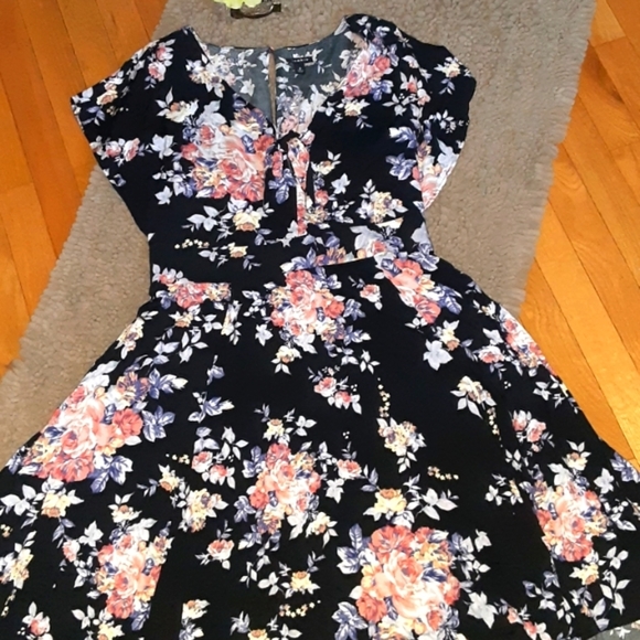 torrid Dresses & Skirts - Torrid sz 0 Black Floral dress